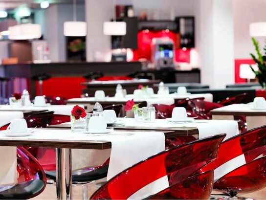 REstaurant in rot eingerichtet