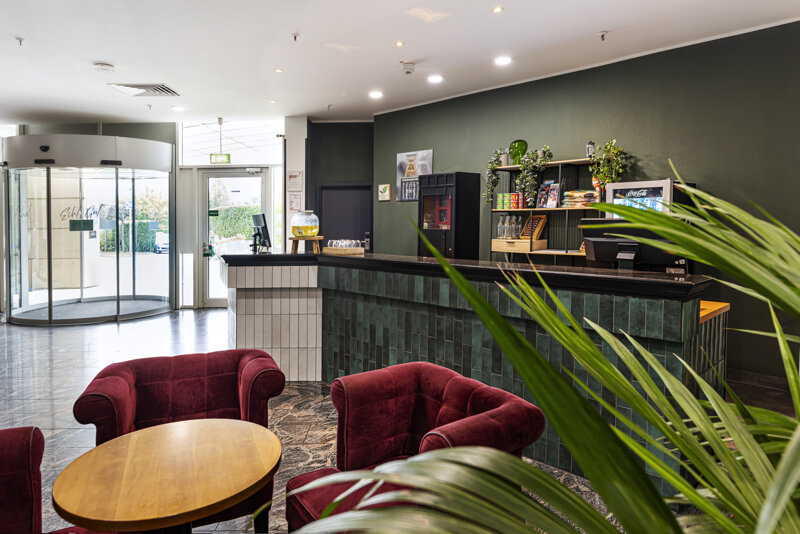 Bar in Gelb und Rot