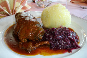 Thueringer-Kloss-mit-Roulade-und-Rotkohl