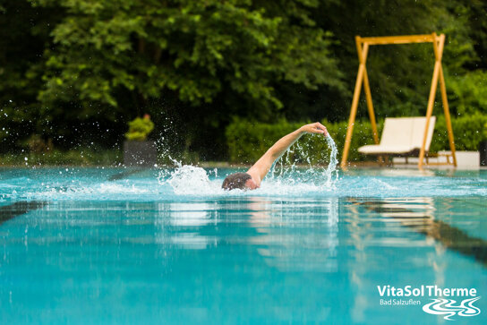 Schwimmbecken außen©Vitasol Therme