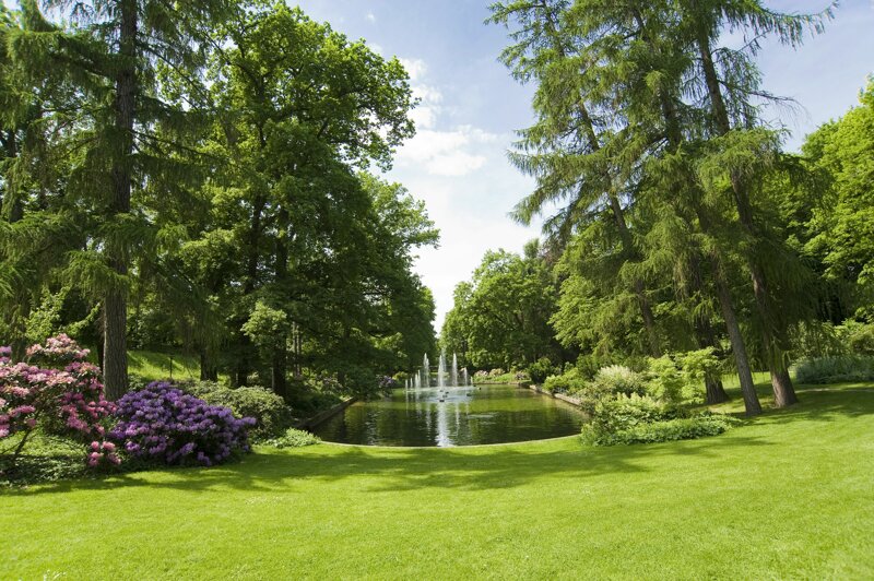 Brunnen-Parterre mit Fontäne im Schlossgarten Fulda im Sommer