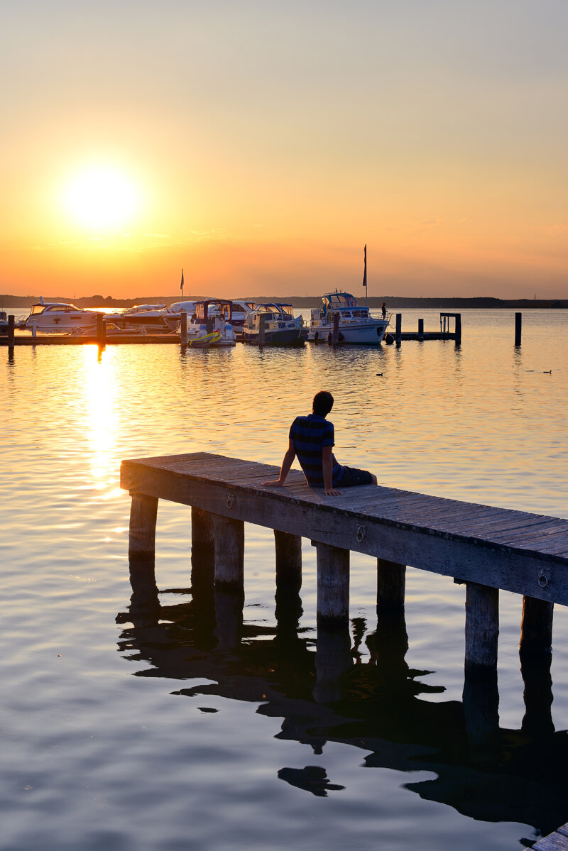 Segelboot auf dem Müritzsee bei Sonnenuntergang
