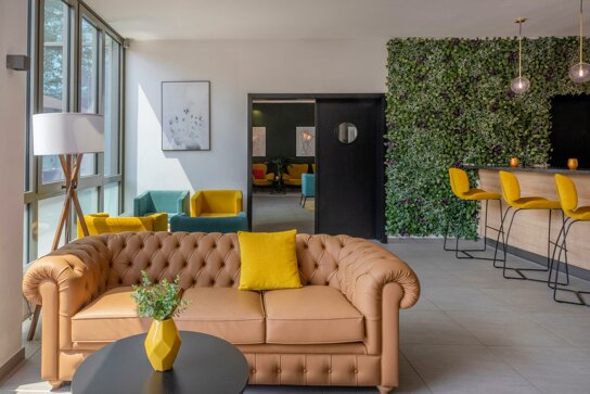 Lounge mit Chesterfieldcouch