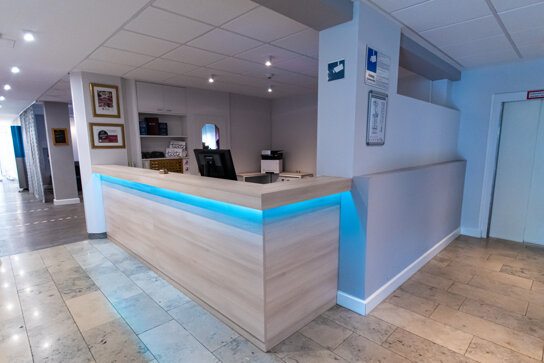 Rezeption und Sitzgelegenheiten in der Lobby in Rot