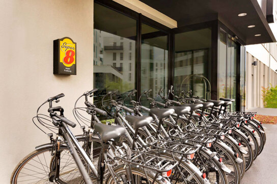 Leihräder vor dem Hotel Super 8