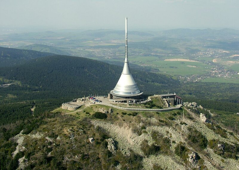 Der Ještěd, mit 1012 Meter die höchste Erhebung im Jeschkengebirge und mit auffallendem Fernsehturm auf dem Gipfel