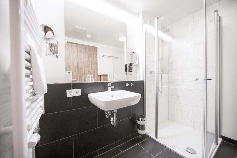 Badezimmer mit Dusche