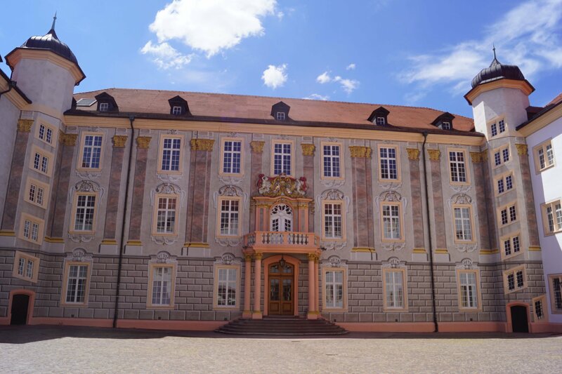 Historischer Marktplatz in der Region Karlsruhe – vergleichbar mit dem lebendigen Marktplatz in Ettlingen