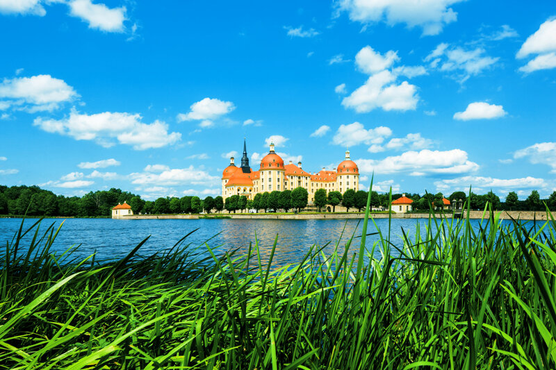 Schloss Moritzburg spiegelt sich im See – romantisches Ausflugsziel bei Dresden
