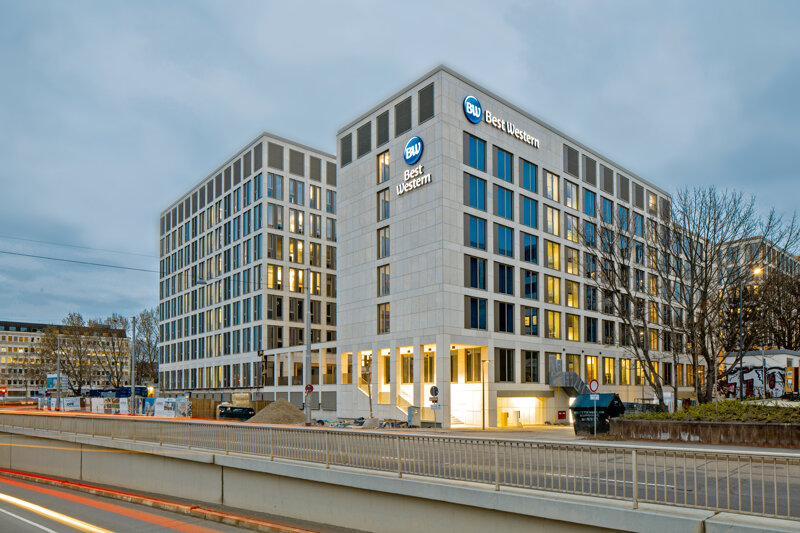 Außenansicht nachts Best Western Wiesbaden