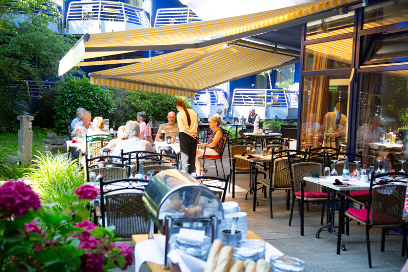 Terrasse mit Gästen