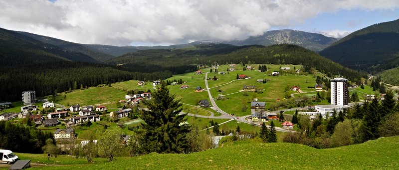 Der tschechische Ferienort Pec pod Snezkou im Sommer