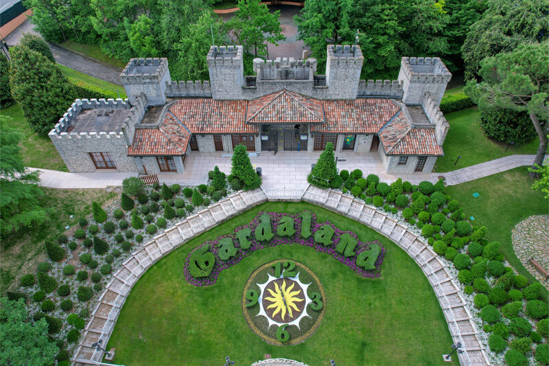 Gardaland Freizeitpark aus der Vogelperspektive – Castello-Bereich am Gardasee
