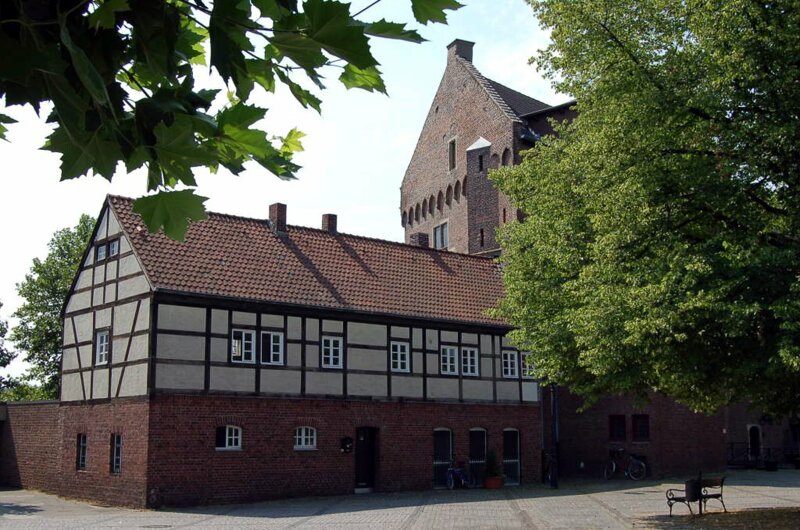 Altes Schloss in Grevenbroich – Wahrzeichen der Rosenstadt am Niederrhein