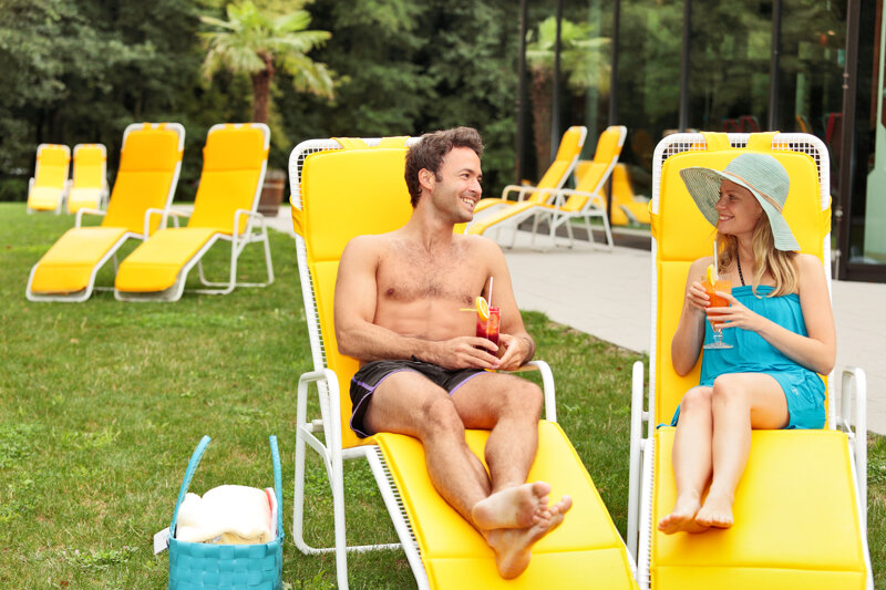 Mann auf Liege außen