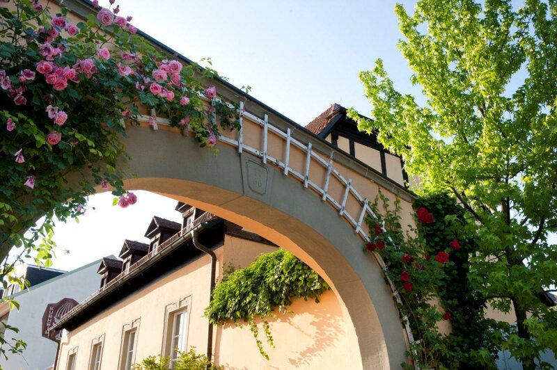 Alte Häuser mit Blumenschmuck