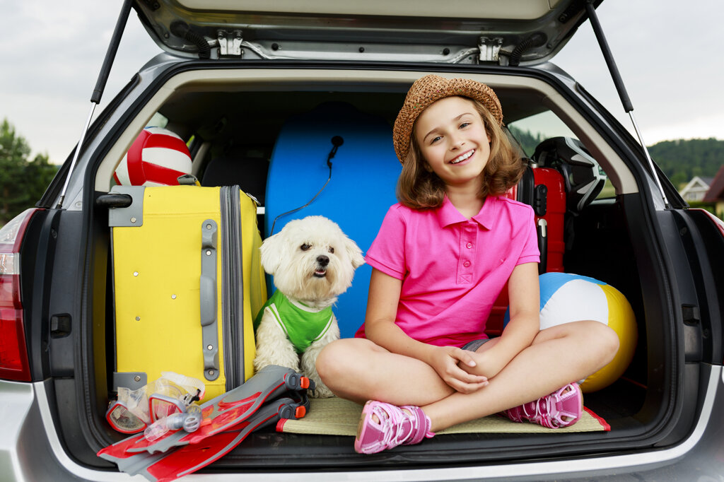 Kind und Hund im Kofferraum