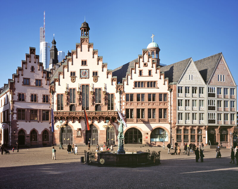 Römer im Frankfurt mit den Gerechtigkeitsbrunnen im Vordergrund